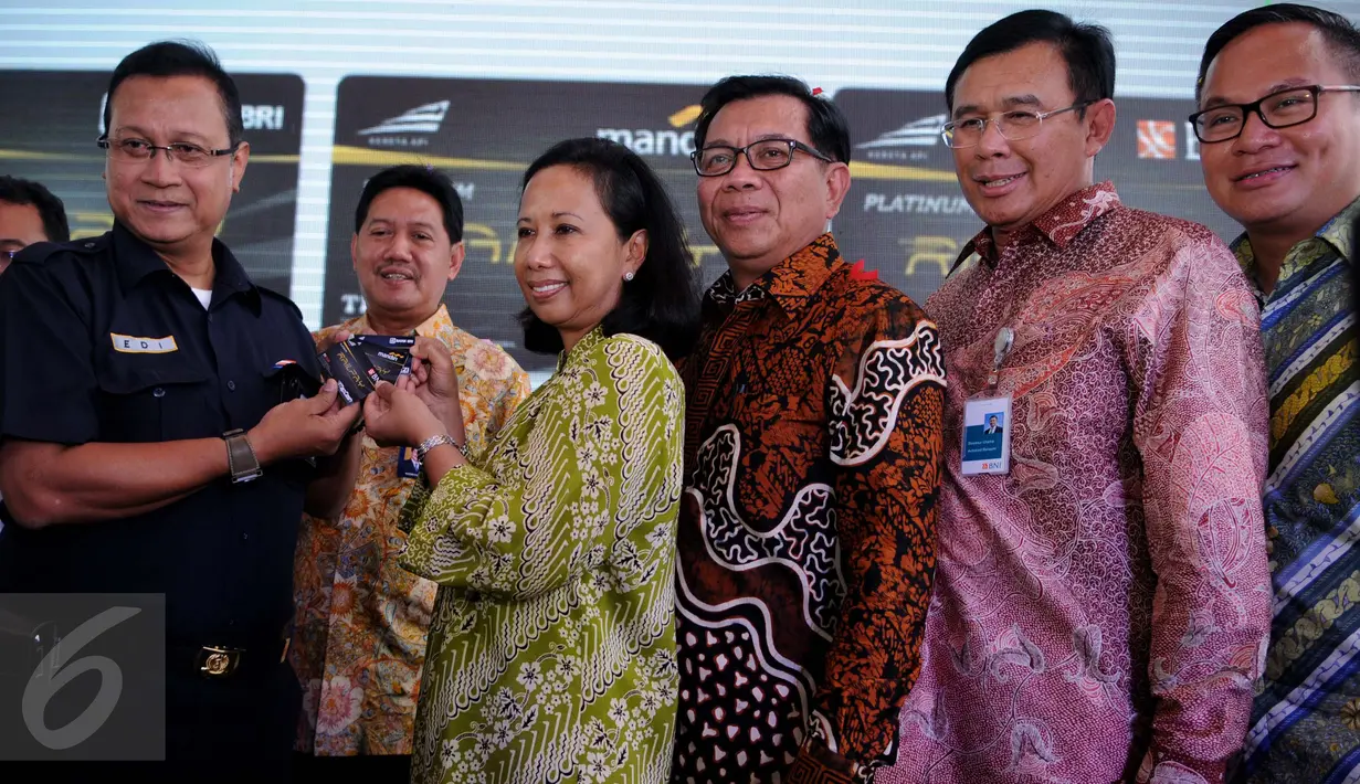 Menteri BUMN Rini Soemarno dan Dirut PT KAI Edi Sukmoro menunjukkan kartu pembayaran dan membership, Railpay, di Stasiun Juanda, Jakarta, Senin (19/12). Railpay adalah uang elektronik dalam bentuk kartu untuk pelanggan KAI. (Liputan6.com/Gempur M Surya)