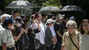 Yasukuni diambil dari gabungan kata "perdamaian" dan "negara". Yasukuni merupakan pusat agama negara Shinto yang memobilisasi penduduk pada masa perang untuk berperang atas nama seorang kaisar ilahi. (Richard A. Brooks/AFP)