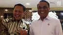 Menpan RB Syafruddin (kanan) dan Ketua DPR Bambang Soesatyo usai pertemuan di Gedung Nusantara III Komplek Parlemen Senayan, Jakarta, Selasa (23/7/2019). Dalam pertemuan Menpan RB mengatakan kepada Ketua DPR Bamsoet ada 23 lembaga negara yang terkena akuisisi. (Liputan6.com/Johan Tallo)