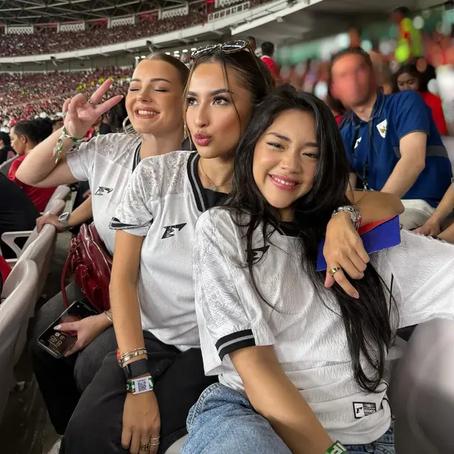 Setia Dukung Justin Hubner, Intip Potret Jennifer Coppen Tampil Konsisten dengan Latina Makeup Look di Stadion