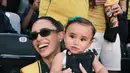 Ia juga sempat melakukan sesi pemotretan dengan paduan jersey, korset, dan denim.  (Foto: Instagra,/ Brunabiancardi)