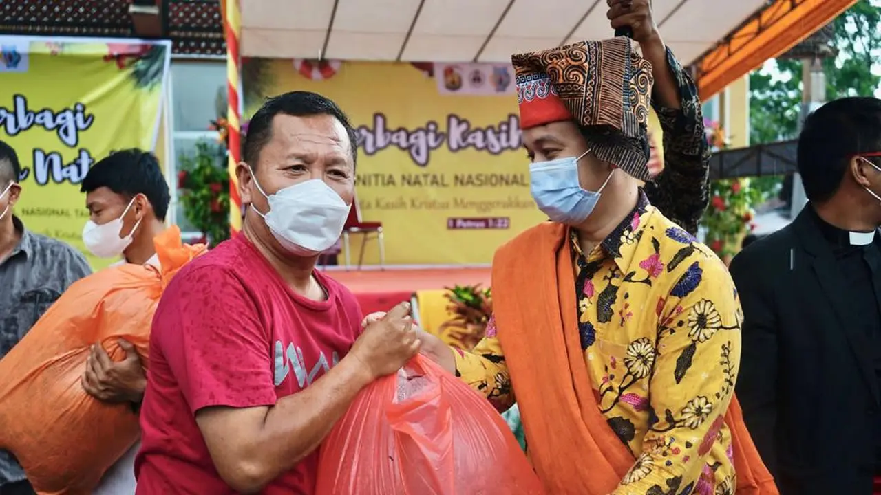 Ketua Umum Panitia Natal Nasional 2021 Jerry Sambuaga membagikan paket bantuan di Tanah Toraja. (Istimewa)