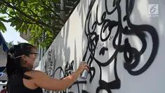 Siswa sedang melukis mural di dinding sekolah Jakarta Intercultural School (JIS), Jakarta, Sabtu (7/4). Kolaborasi antara darbortz dan siswa dilaksanakan dengan tujuan agar siswa memiliki pengalaman langsung berinteraksi. (Liputan6.com/Herman Zakharia)