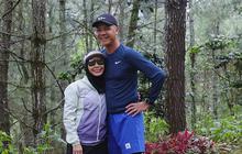 Momen Romantis Eks Capres 2024 Gandengan Tangan Sama Istri di Tengah Hutan, Isi Statusnya soal Kesunyian