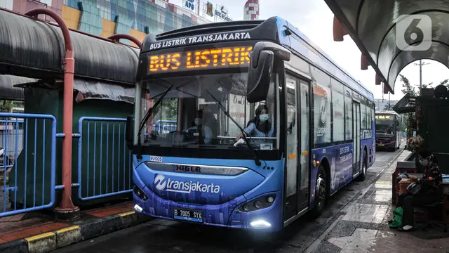 FOTO: Menjajal Bus Listrik Transjakarta saat PPKM Level 1