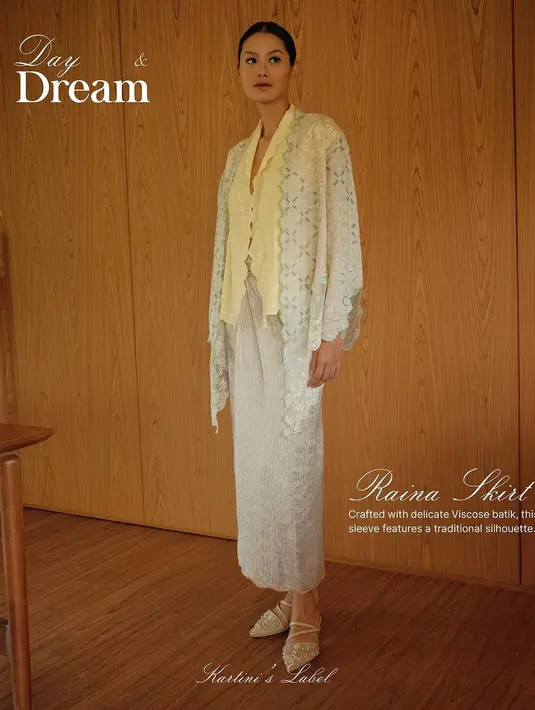 Kebaya model kartini dengan corak batik dan palet warna pastel beri kesan kalem pada penampilan. [@kartinis.label].