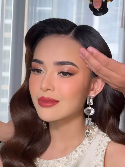 Dengan complexion flawless, mata Amanda dipulas warna cokelat gold dan blush kemerahan yang natural [@bennusorumba]