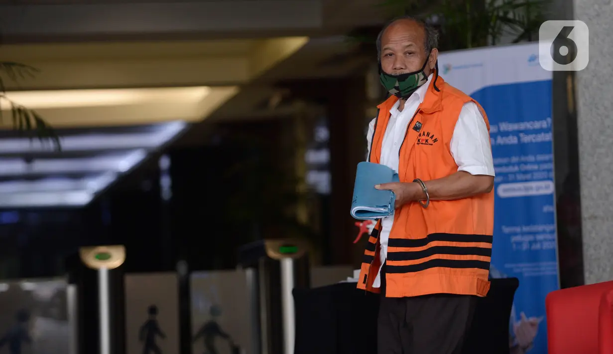 Mantan anggota DPRD Kota Bandung, Kadar Slamet keluar usai menjalani pemeriksaan oleh penyidik di Gedung KPK, Jakarta, Selasa (5/5/2020). Kadar diperiksa sebagai tersangka terkait dugaan korupsi pengadaan tanah untuk RTH di lingkungan Pemkot Bandung Tahun 2012-2013. (merdeka.com/Dwi Narwoko)