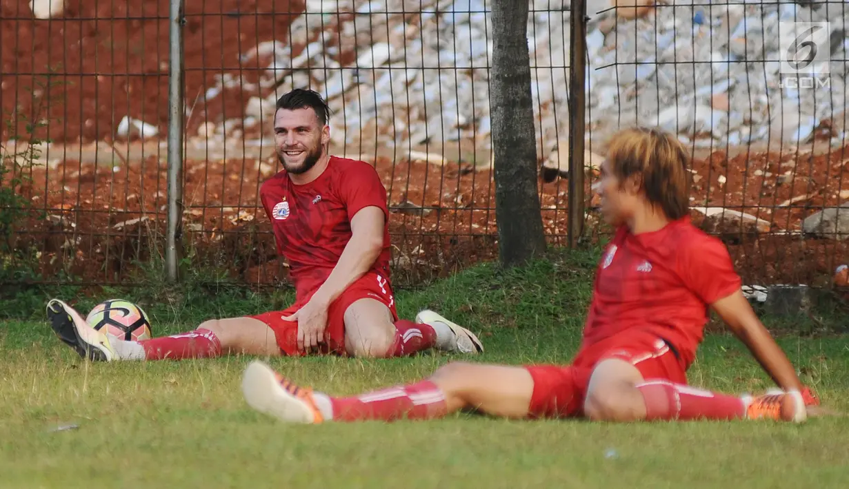 Pemain asing Persija asal Kroasia, Marko Simic (kiri) saat latihan di Lapangan Sutasoma, Halim Perdanakusuma, Jakarta, Jumat (29/12). Mantan pemain Timnas Kroasia U-21 ini menjadi pemain baru kesembilan Persija. (Liputan6.com/Helmi Fithriansyah)