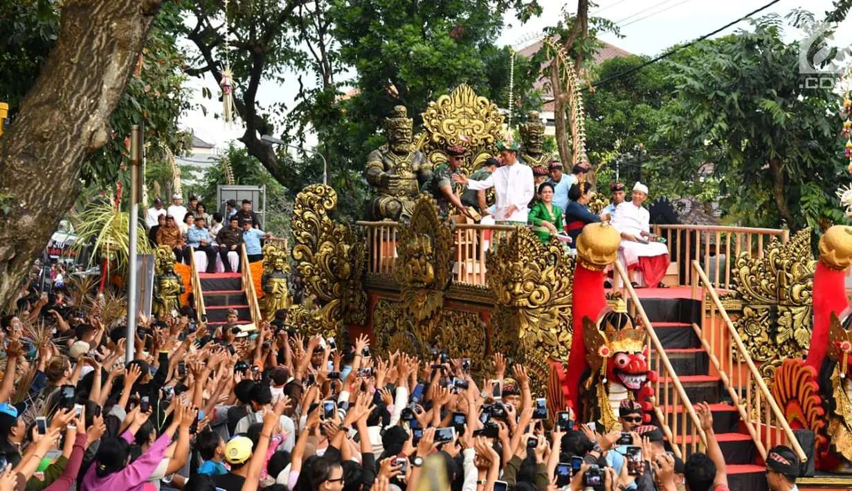 Presiden Joko Widodo mengenakan pakaian adat Bali saat mengikuti pawai pembukaan Pesta Kesenian Bali (PKB) ke-40 di Bali (23/6). Selain dari Bali, pawai ini juga diikuti oleh peserta dari luar daerah dan luar negeri. (Liputan6.com/Pool/Biro Pers Setpres)