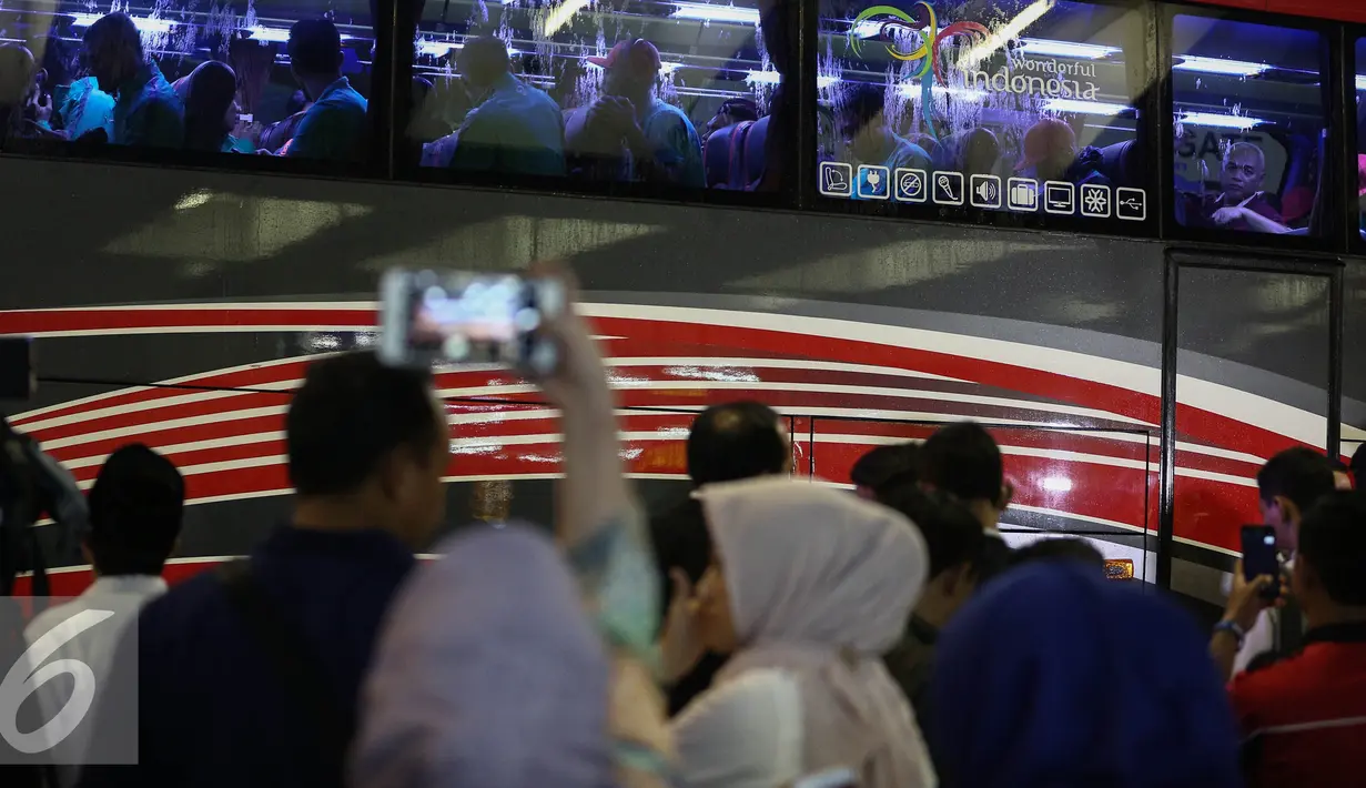 Pemain Tim Nasional Sepak Bola Indonesia menaiki bus meninggalkan Bandara Soekarno Hatta seusai tiba di Tanah Air, Jakarta, Kamis (8/12). Timnas bertolak dari Hotel Daewoo di Hanoi, Vietnam sejak pukul 07.30 waktu setempat. (Liputan6.com/Faizal Fanani)
