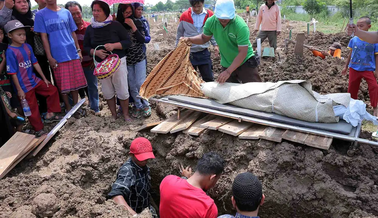 Iring-iringan mengantarkan jenazah Narendra tiba sekitar pukul 13.00. Siang, ba'da salat Jumat, almarhum di makamkan di Tempat Pemakaman Umum Budi Dharma, Cilincing, Jakarta Utara. (Deki Prayoga/Bintang.com)