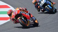 Pebalap Repsol Honda, Marc Marquez, menilai dirinya kesulitan mengimbangi kecepatan lawan dan terganggu masalah ban depan di MotoGP Mugello. (EPA/Luca Zennaro)