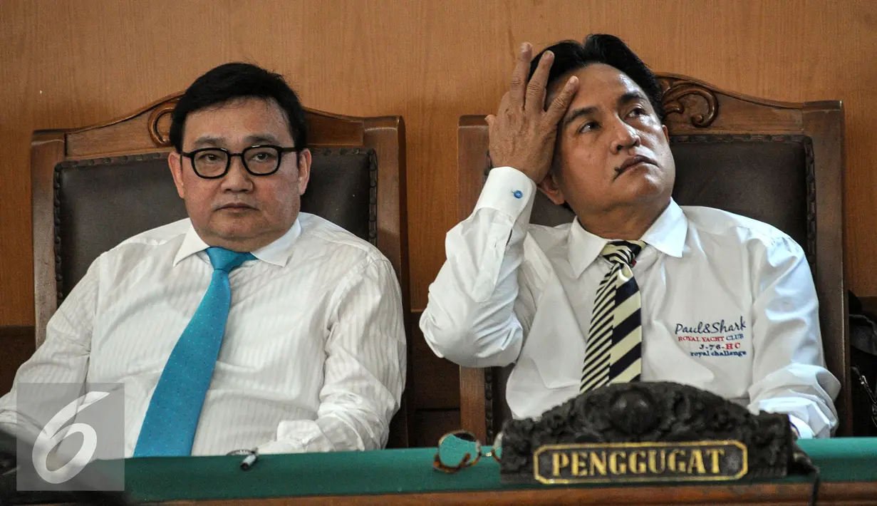 Kuasa hukum Dahlan Iskan, Yusril Ihza Mahendra (kanan) saat menghadiri sidang putusan praperadilan di Pengadilan Negeri Jaksel, Selasa (4/8/2015). Hakim mengabulkan gugatan praperadilan yang diajukan Dahlan Iskan. (Liputan6.com/Yoppy Renato)