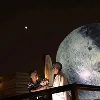 Bulan di langit tak tampak akibat cuaca buruk, kakek ini membawanya untuk sang istri. (Foto: shanghaiist.com)