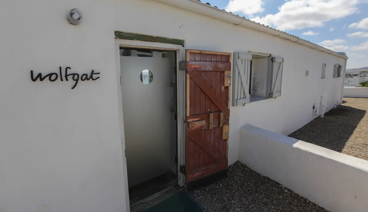 Gambar pada 24 Februari 2019 memperlihatkan pintu masuk restoran Wolfgat di Paternoster, Afrika Selatan. Restoran ini bertempat di sebuah pondok berusia lebih dari seabad yang terletak tepat di pantai di atas gua Wolfgat. (Halden Krog/AFP)