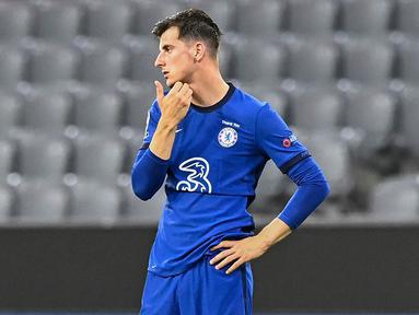 Pemain Chelsea, Mason Mount, tampak lesu usai ditaklukkan Bayern Munchen pada laga Liga Champions di Allianz Arena, Sabtu (8/8/2020). Bayern Munchen menang 4-1 atas Chelsea. (AFP/Tobias Schwarz)