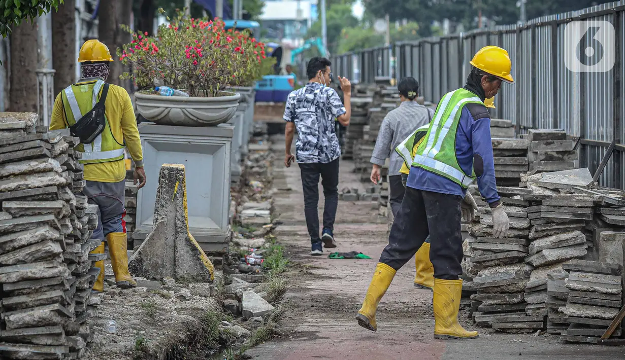 Aktivitas pembongkaran jalur pedestrian di kawasan Kota Tua, Jakarta, Rabu (23/3/2022). Pemprov DKI Jakarta merevitalisasi pedestrian Kota Tua menjadi plaza pedestrian untuk mendukung program zona rendah emisi di destinasi wisata sejarah tersebut. (Liputan6.com/Faizal Fanani)