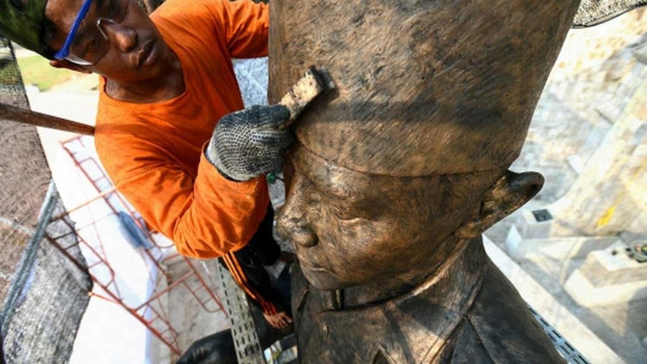 Melihat perawatan patung Soekarno-Hatta di Tugu Proklamasi