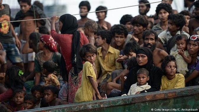 Muslim Rohingya saat melakukan pelayaran maut untuk mengungsi dari Rakhine. (AFP)