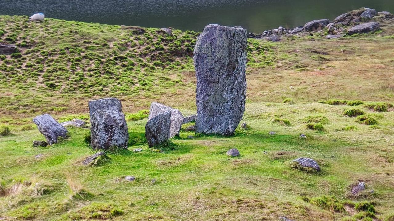 <b>Ciri-Ciri Menhir</b>