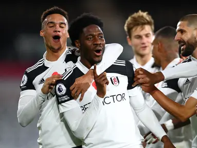 Pemain Fulham merayakan gol yang dicetak Ola Aina ke gawang West Bromwich pada laga lanjutan Liga Inggris di Craven Cottage, Selasa (3/11/2020) dini hari WIB. Fulham menang 2-0 atas West Bromwich. (AFP/Clive Rose/pool)