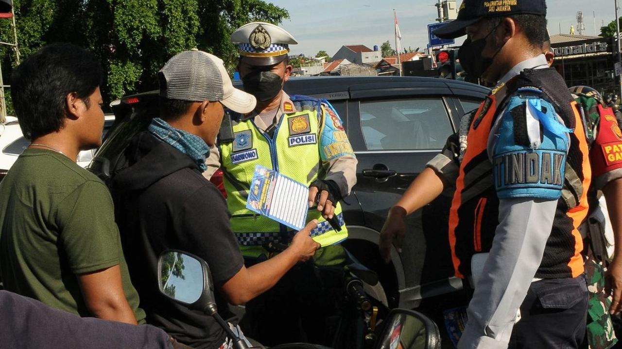 Dari ribuan pengendara ditilang, didominasi pemotor karena tidak memakai helm berstandar.
