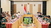 Setelah tiba di Jayapura, Jokowi langsung menggelar rapat terbatas bersama jajaran pengamanan wilayah Provinsi Papua di Ruang Cenderawasih, Swiss-Belhotel Jayapura, Kota Jayapura. (Liputan6.com/ Dok Setneg)