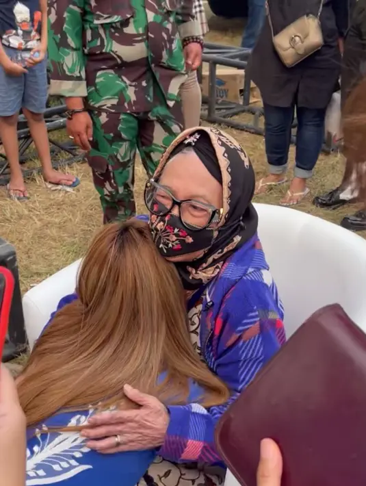 Momen ini diunggah pelantun “Kocok-kocok” dan “Masa Lalu” di akun Instagram terverifikasinya, Sabtu (6/8/2022). Tampak dalam video, Inul Daratista mengenakan baju serbabiru dengan aksen keperakan. Pemilik album Goyang Inul mendatangi Bunda Iffet yang duduk di belakang panggung, cium tangan dan pipi, seraya menghambur ke pelukannya. Manis sekaligus mengharukan. (Foto: Dok. Instagram @inul.d)