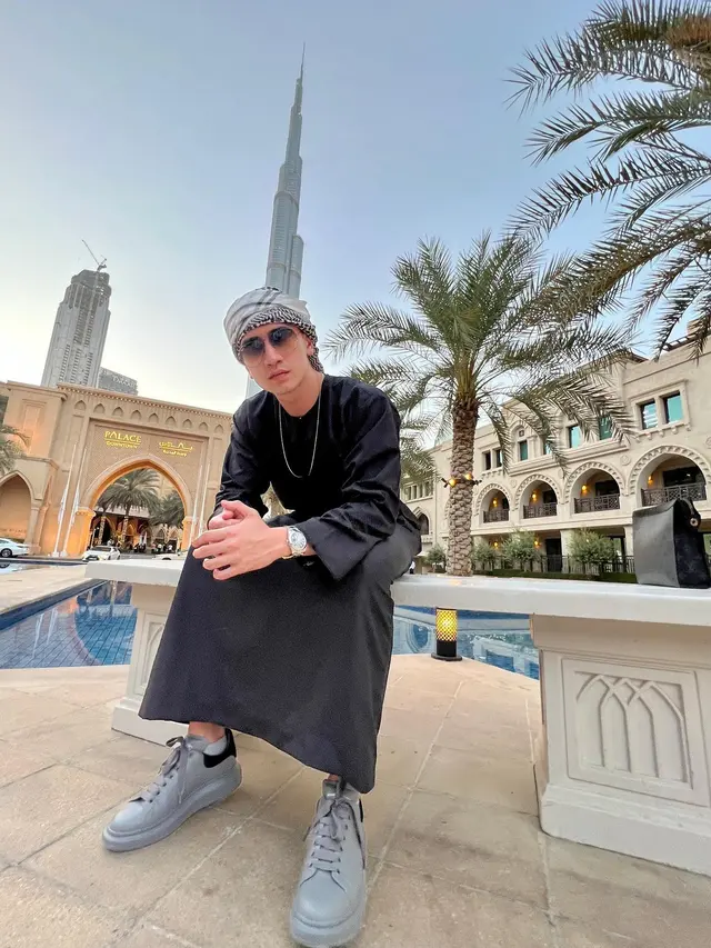 Liburan ke Dubai, Verrell Bramasta Pamer Otot Perut di Gurun Pasir