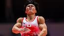 Pesenam putra Jepang, Tomoharu Tsunogai beraksi dalam nomor palang horizontal pada babak kualifikasi Kejuaraan Dunia Gimnastik 2025 di Indonesia Arena, Senayan, Jakarta, Minggu (19/10/2025). (Bola.com/Bagaskara Lazuardi)