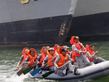 Citizen6, Jakarta: Pelaku latihan SAR dan Sea Survival Kolinlamil 2012 melaksanakan praktek lapangan materi dayung yang dilaksanakan  di Dermaga Kolinlamil, Tanjung Priok, Jakarta, Rabu (5/9).