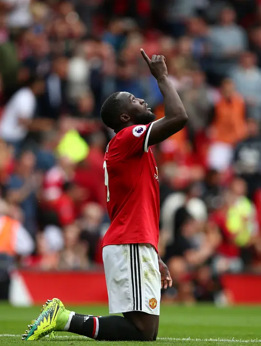 Penyerang MU, Romelu Lukaku melakukan selebrasi usai mencetak gol kedua ke gawang West Ham United pada pertandingan Liga Inggris di Old Trafford, Manchester, Inggris, (13/8). Lukaku mencetak dua gol di pertandingan ini. (AP Photo/Dave Thompson)