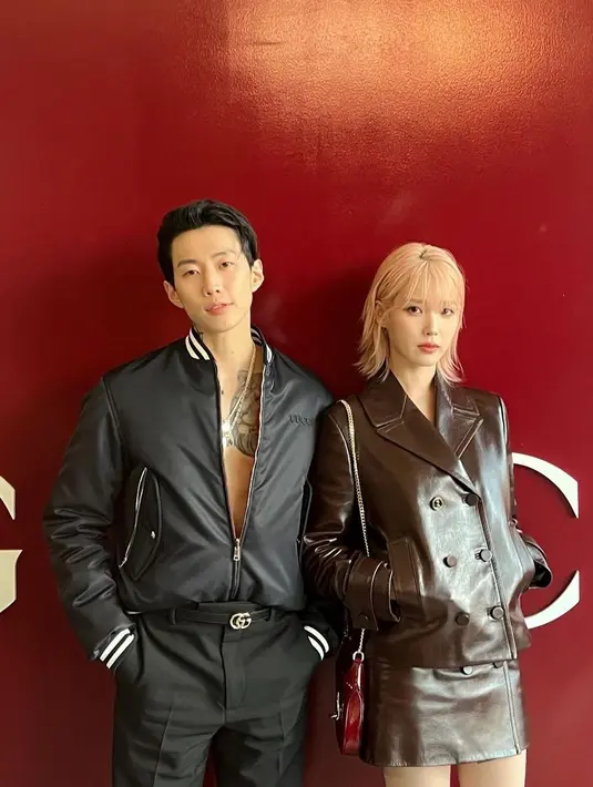 Ia padukan unzipped jacket dengan ankle pants dan loafers dari Gucci [@dlwlrma]