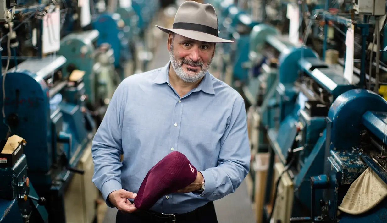 Don Rongione berpose ditengah sejumlah mesin rajut di Bollman Hat Company di Adamstown, Pitcairn, (1/5). Para selebriti telah mengenakan topi rajutan ini, seperti Samuel L. Jackson, Brad Pitt dan Gwen Stefani. (AP Photo / Matt Rourke)
