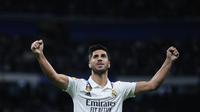 Gelandang Real Madrid, Marco Asensio melakukan selebrasi setelah mencetak gol ke gawang Celta Vigo pada pertandingan lanjutan La Liga Spanyol di stadion Santiago Bernabeu di Madrid, Spanyol, Minggu, 23 April 2023. (AP Photo/Manu Fernandez)