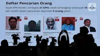 Pewarta mengabadikan layar monitor yang menampilkan wajah tersangka yang masih masuk dalam Daftar Pencarian Orang (DPO) saat rilis Kinerja dan Capaian Komisi Pemberantasan Korupsi (KPK) sepanjang 2022 di Gedung Merah Putih KPK, Jakarta, Selasa (27/12/2022). Hingga akhir 2022, KPK masih menyisakan dan memburu lima tersangka yang masuk dalam DPO. (Liputan6.com/Helmi Fithriansyah)