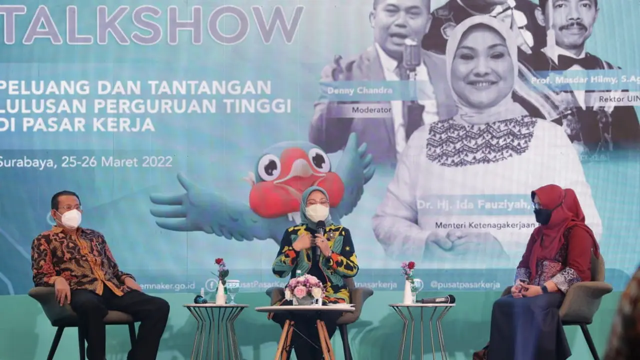 Menaker pada acara Pasker ID Goes to Campus dan Pengukuhan Kepengurusan Forum Komunikasi Perguruan Tingi untuk Ketenagakerjaan (Forkomtinag)di Surabaya