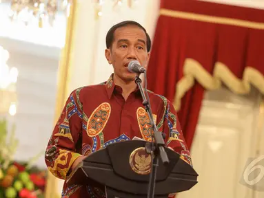 Presiden Joko Widodo melakukan konferensi pers usai bertemu dengan Pansel KPK, Jakarta, Senin (25/5/2015). Jokowi meminta Pansel untuk memilih calon pimpinan KPK yang kredibel, berintegritas dan dipercaya masyarakat. (Liputan6.com/Faizal Fanani)