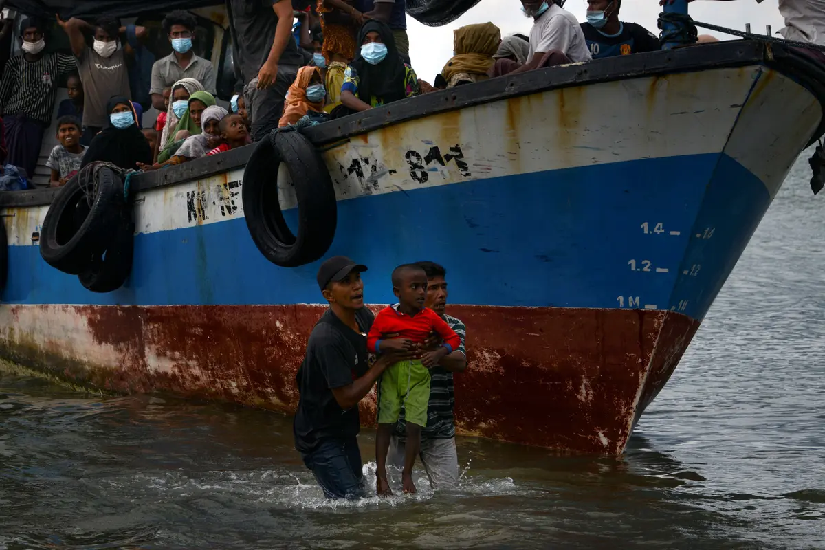 Penyelamatan Pengungsi Rohingya ke Daratan Aceh
