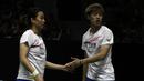 Ganda campuran Chinese Taipei, Lee Jhe-Huei/Hsu Ya Ching, merayakan kemenangan atas ganda Indonesia, Rinov Rivaldi/Pitha Haningtyas Mentari, pada laga Indonesia Masters 2020 di Istora Senayan, Jakarta, Selasa (14/1). Rinov Rivaldi/Pitha Haningtyas Mentari kalah 15-21 dan 13-21. (Bola.com/Yoppy Renat