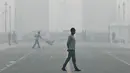 Kondisi sepanjang Jalur Kartavya di depan Gerbang India yang tertutup kabut asap tebal di New Delhi pada tanggal 13 November 2023. (Money SHARMA/AFP)