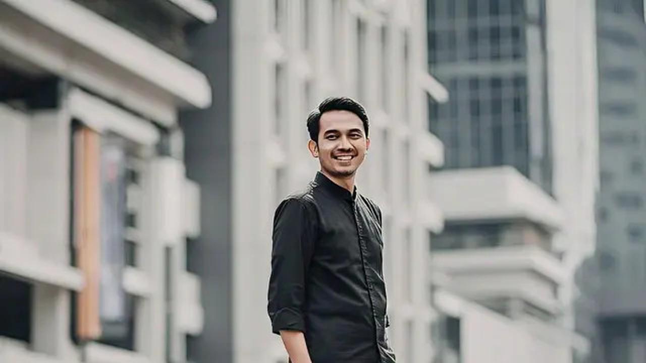 Model Outfit Kemeja Hitam, Ini Beberapa Referensi Paduannya Agar Matching