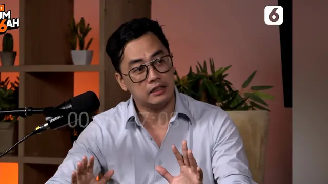 Dennis Adishwara di Podcast Kaum Tengah episode 1. (YouTube/Liputan6)