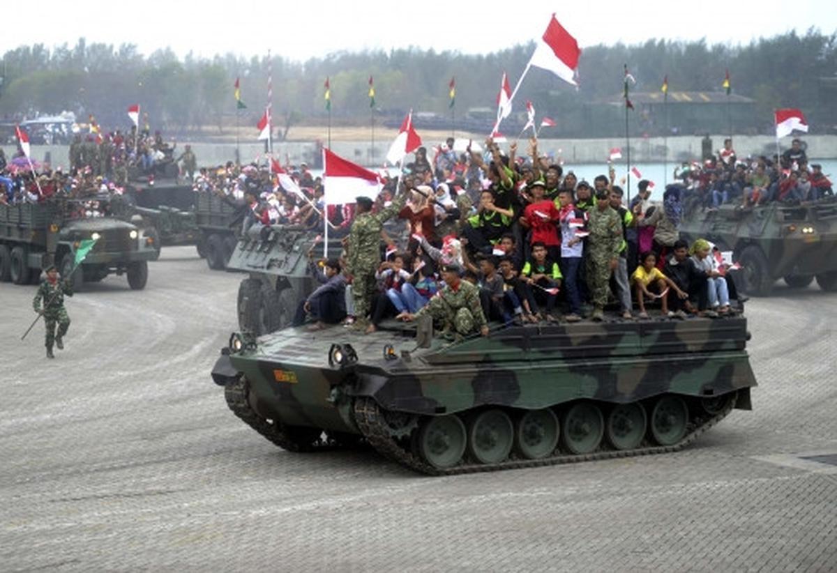 Antusiasme warga naik kendaraan kelas berat TNI