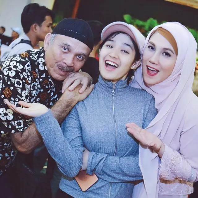 6 Potret Lawas Cut Syifa Bareng Pemain Tukang Bubur Naik Haji, Kompak