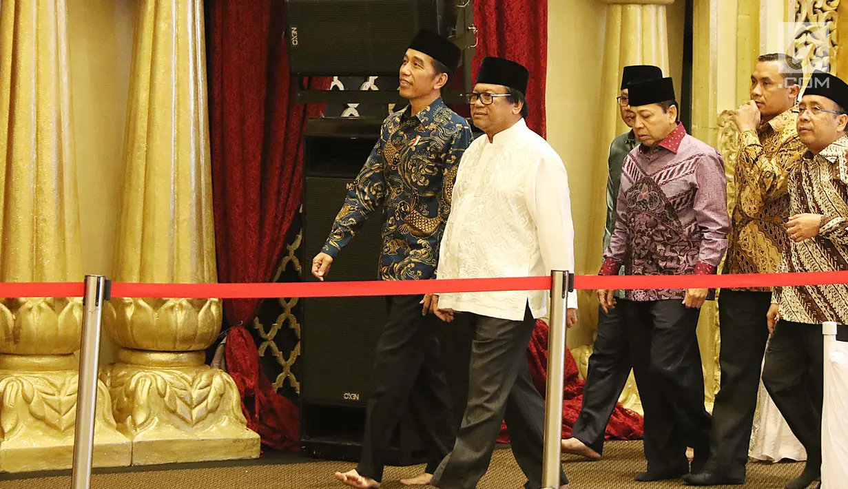 Presiden Jokowi didampingi Ketua DPD Oesman Sapta Oedang, Ketua DPR Setya Novanto, dan Ketua MPR Zulkifli Hasan saat menghadiri acara buka puasa bersama Anggota DPD RI di Kediaman Ketua DPD, Kuningan, Jakarta, Selasa (6/6). (Liputan6.com/Angga Yuniar)