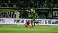 Paulo Gali Freitas beraksi dalam duel Persebaya Surabaya melawan Borneo FC di Stadion Gelora Bung Tomo, Surabaya, Sabtu (20/12/2025) malam. (Doc Persebaya)
