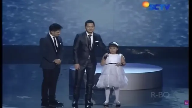 Viral Lagi, Momen Saat Anggun C Sasmi Menangis Melihat Penampilan Putri Ariani Secara Langsung di Indonesia's Got Talent 2014. (YouTube Indonesia's Got Talent)