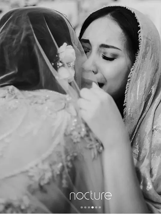 "@syahnazs anakku, doa dan harapan mama terus mengalir setiap saat untuk kebahagiaanmu. Dalam hitungan hari @syahnazs akan memiliki keluarga kecilmu sendiri dengan @ritchieismail." tulis Amy Qanita yang juga pembawa acara. (Instagram/syahnazs)